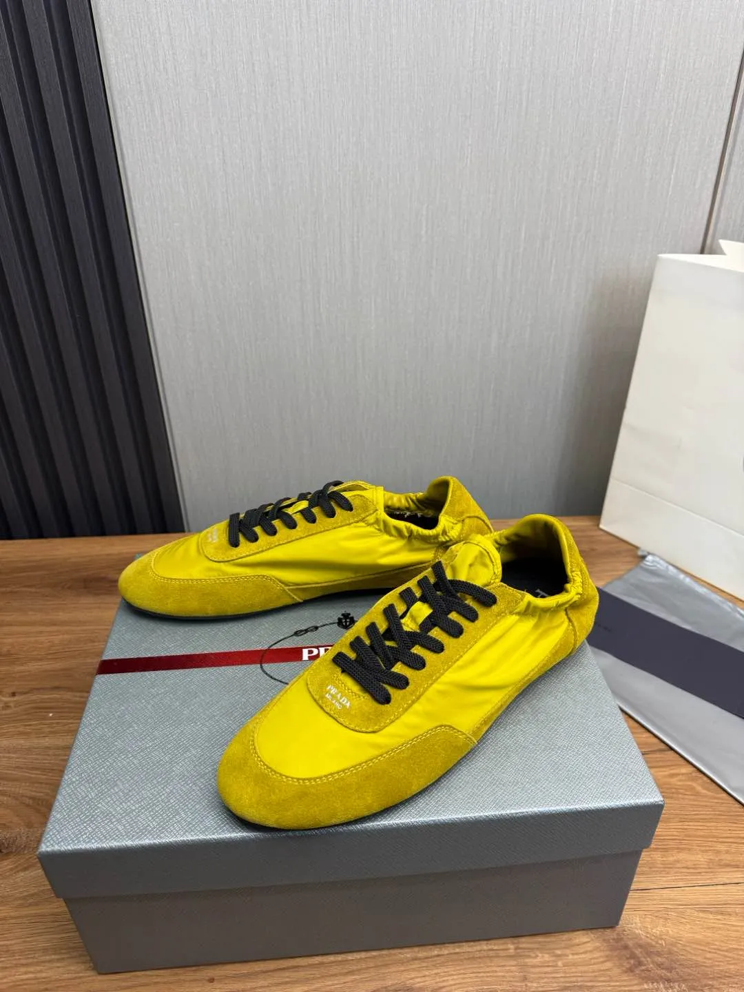 Men's Shoes💰500💰Men's PRADA 2025 Early Spring Collapse New Sports Shoes Moral Training Shoes Collapse's name comes from the fact that it can be easily put on and taken off with bare hands ~ The light and comfortable features create a more relaxed and casual look, and the side elastic design can be worn twice! Super comfortable catwalk sneakers, as thin and light as ballet slippers, as comfortable as sneakers, comfortable and super light on the feet. Fabric: frosted cowhide leather spliced ​​with nylon cloth, cowhide foot pads, men's size 38-45